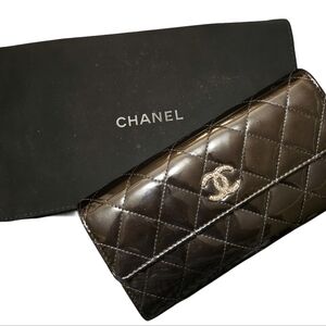 CHANEL Black Patent Quilted Clutch